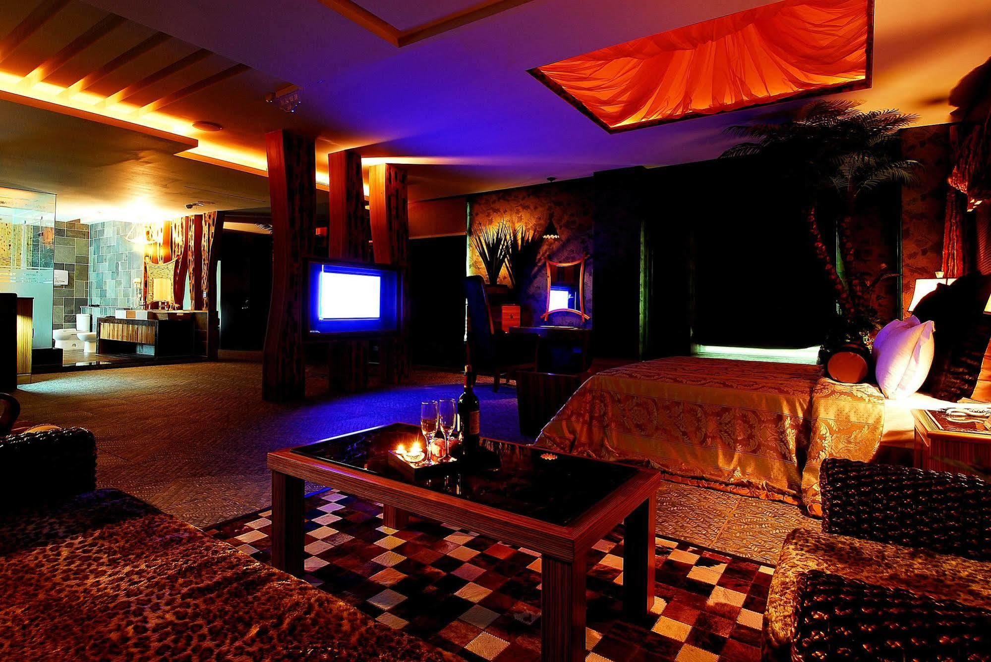All-Ur Boutique Motel -Chia Yi Branch Kota Chiayi Bagian luar foto
