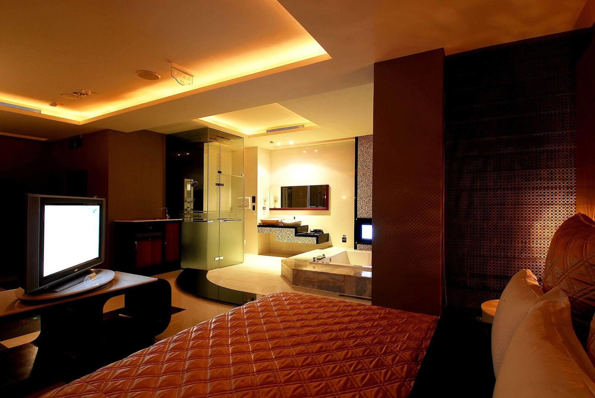 All-Ur Boutique Motel -Chia Yi Branch Kota Chiayi Bagian luar foto