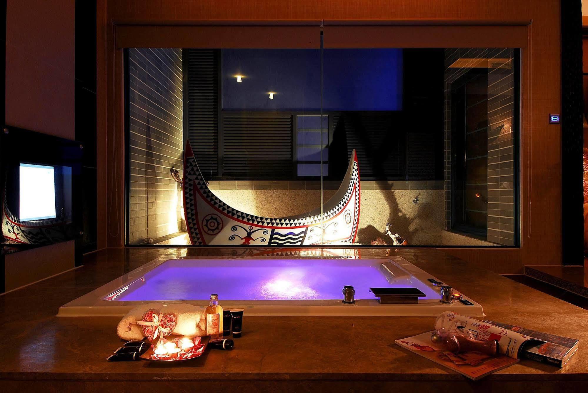 All-Ur Boutique Motel -Chia Yi Branch Kota Chiayi Bagian luar foto