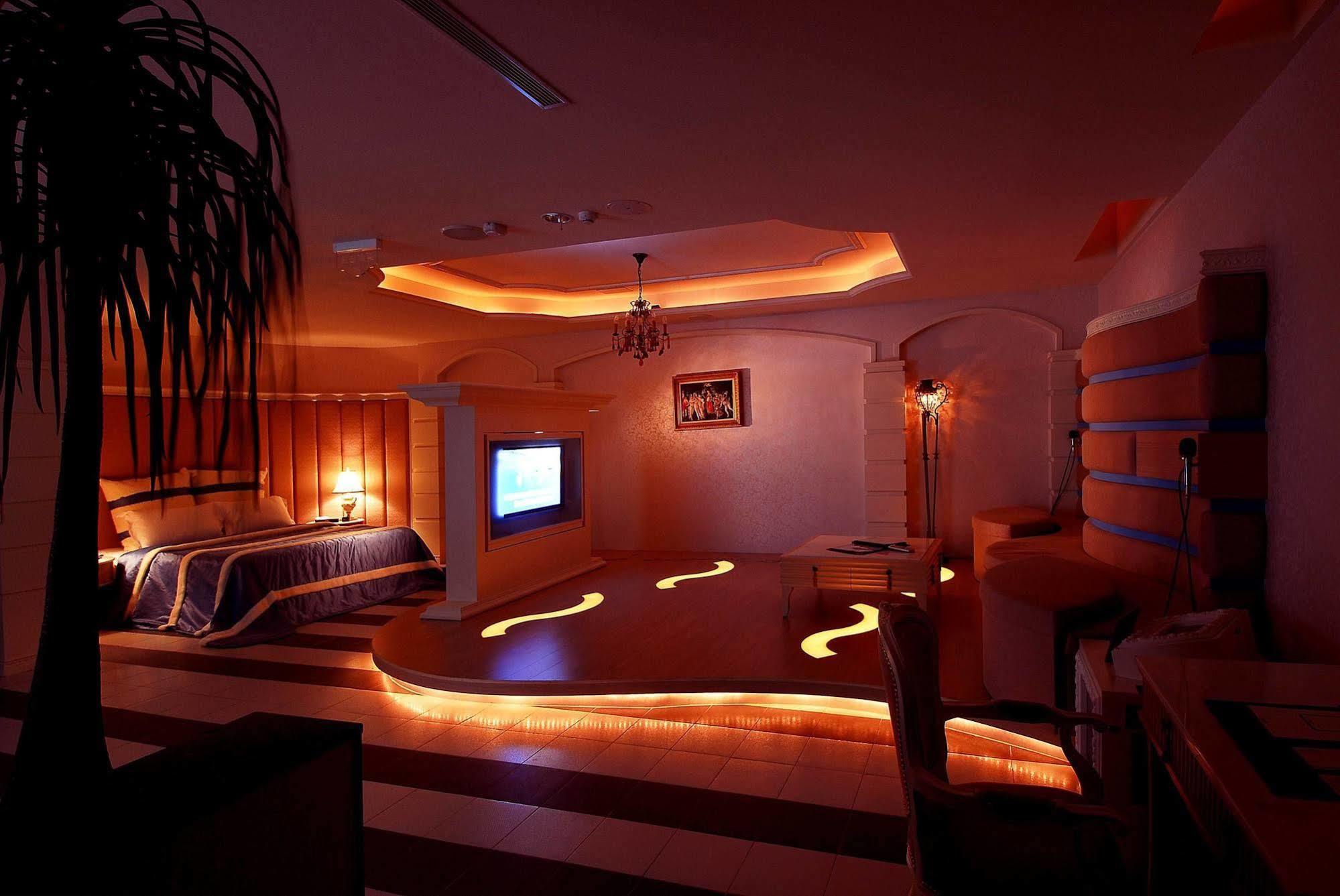 All-Ur Boutique Motel -Chia Yi Branch Kota Chiayi Bagian luar foto