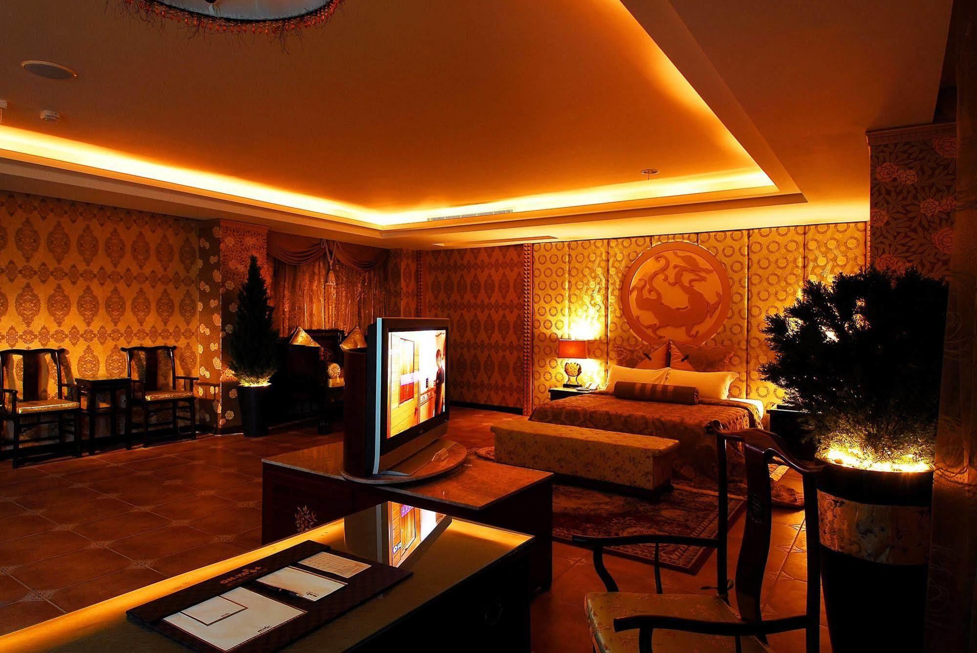 All-Ur Boutique Motel -Chia Yi Branch Kota Chiayi Bagian luar foto