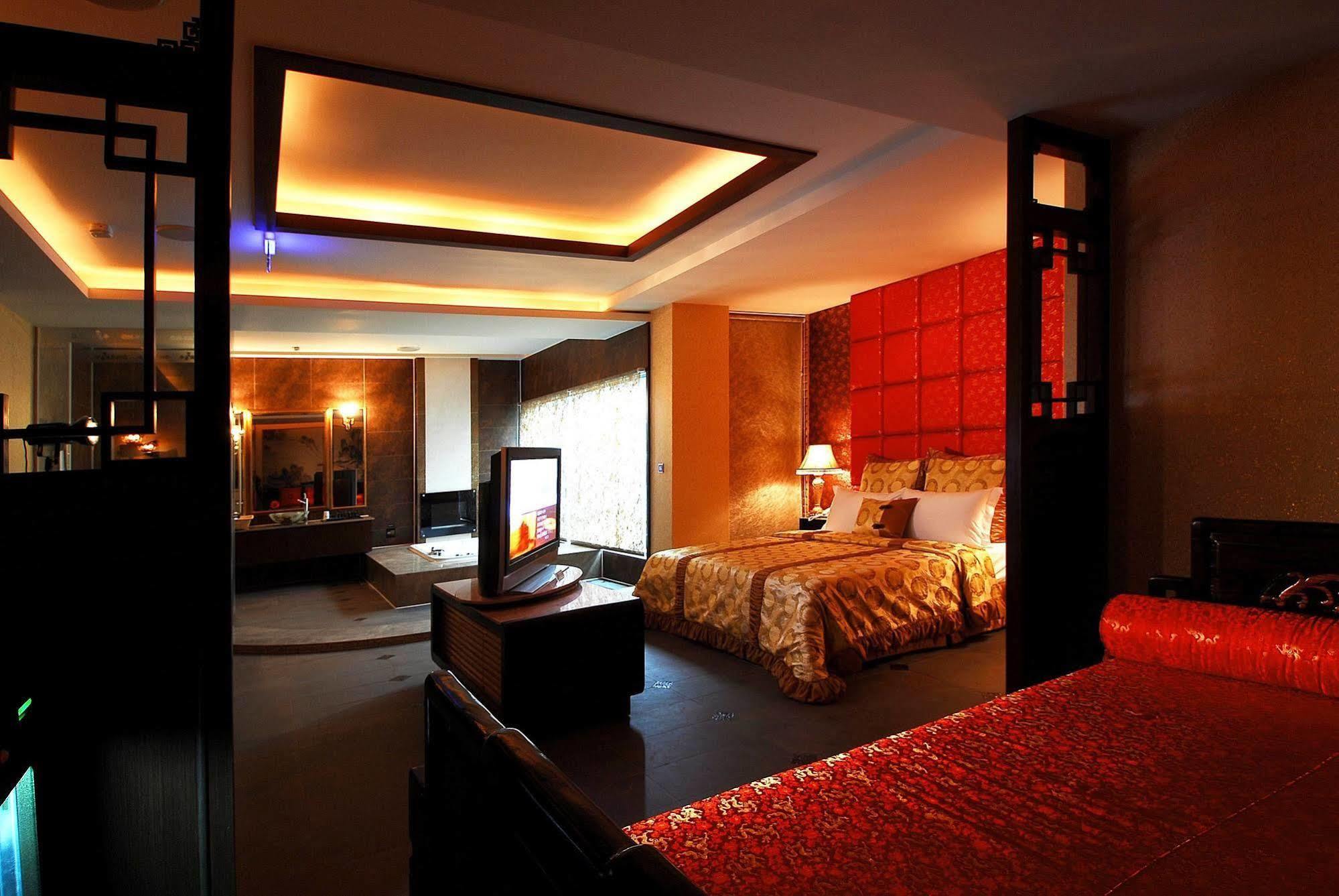 All-Ur Boutique Motel -Chia Yi Branch Kota Chiayi Bagian luar foto